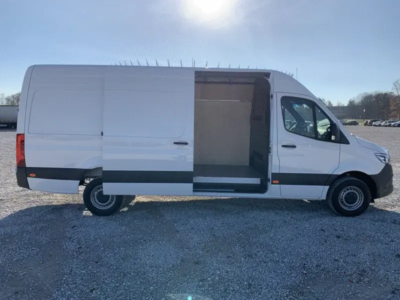 Mercedes-Benz Sprinter L3H2 w białym lakierze, widok z boku