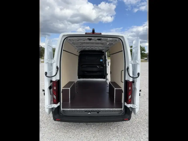 Renault Master L3H2 z otwartymi tylnymi drzwiami i pustą ładownią