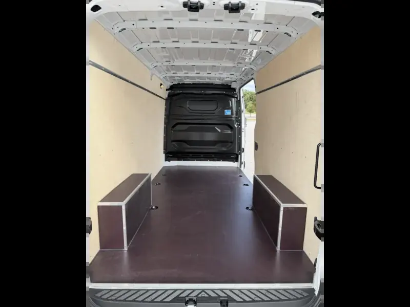 Pusta ładownia Renault Master L3H2 widziana od tylnych drzwi