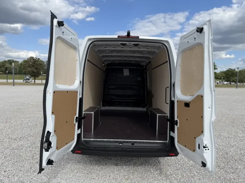 Renault Master z tylnymi drzwiami otwartymi na 270 stopni